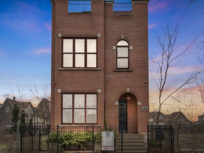 2 BR & 5 Bathrooms Residential in Chicago