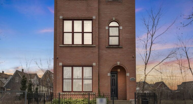 2 BR & 5 Bathrooms Residential in Chicago