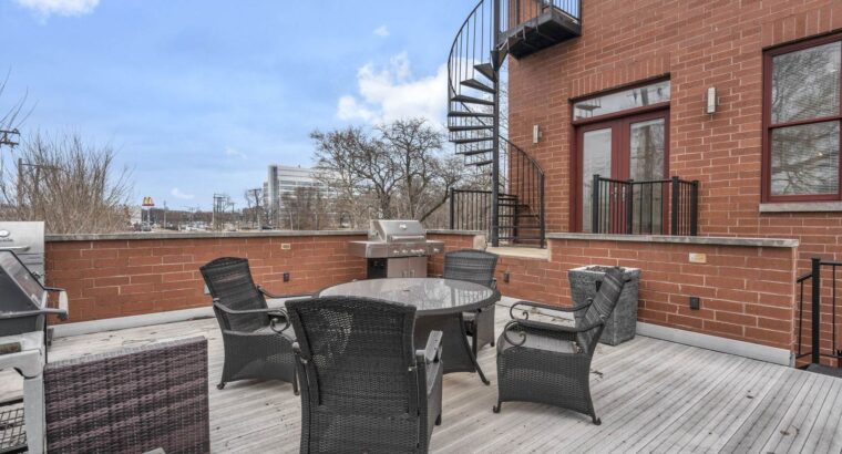 2 BR & 5 Bathrooms Residential in Chicago