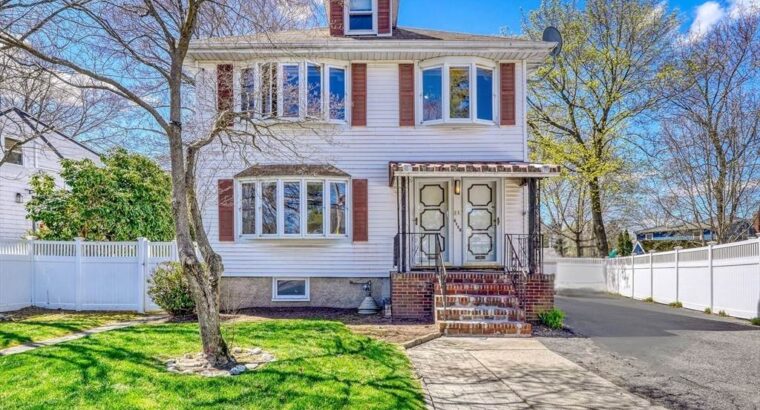 5 BR & 2 Bathrooms Residential in Suffolk County